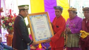 Bupati Hamim Pou saat menerima Gelar Adat (Pulanga) "Tauwa Lo Lingguwa" dirimah dinas bupati, pada Minggu (26/01/2020) (Foto ist)