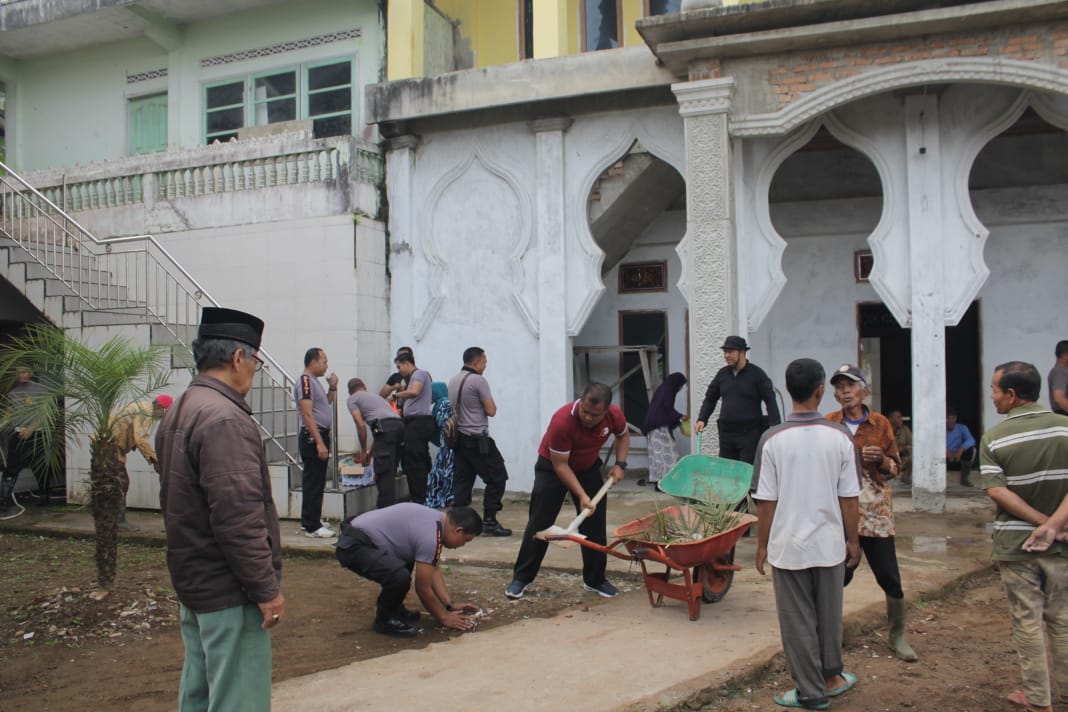 Polres Bukittini Bersihkan masjid bersama Warga