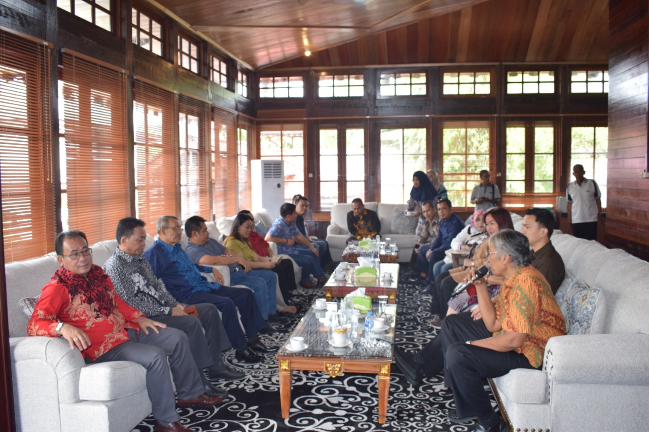 Bupati Jarot Winarno saat menerima Kunjungan DPRD Kalbar