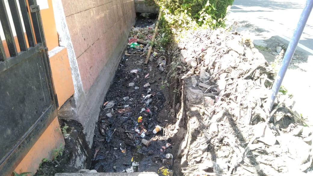 Tumpukan Sampah Di Selokan Puskesmas Sungai Pua, Mulai Keluarkan Bau Tak Sedap