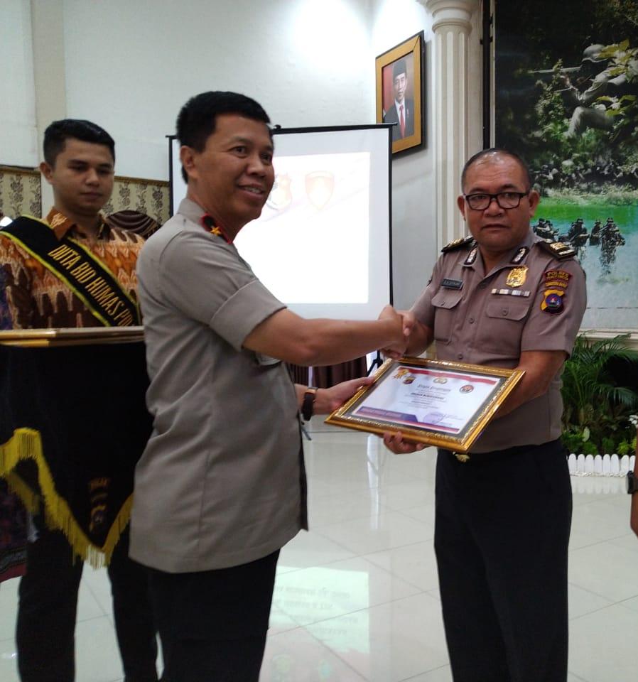 Kasubag Humas Polres Bukittinggi menerima penghargaan dari Wakapolda Sumatra Barat