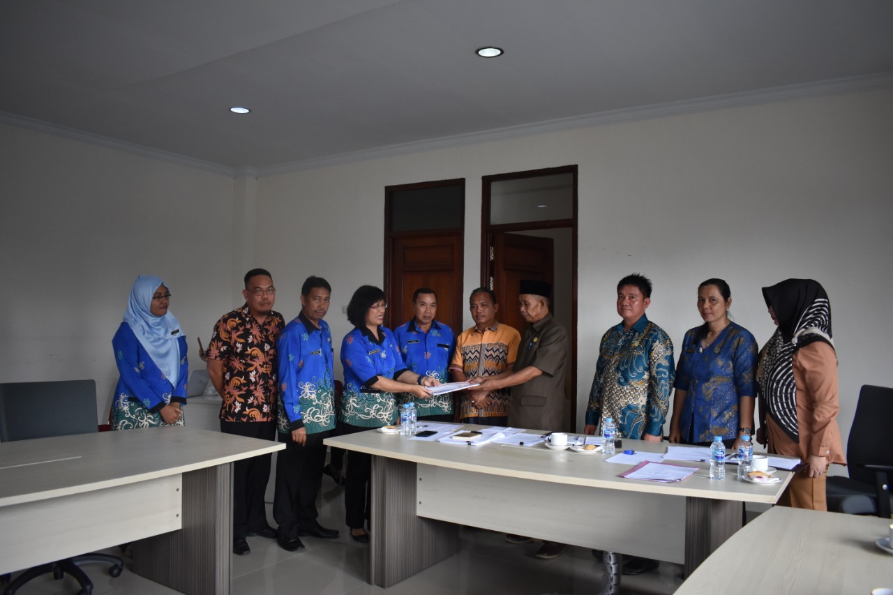 Bersama Disdikbud Kabupaten Sintang Komisi C DPRD Sintang Adakan Rapat Pembahasan Guru Honorer