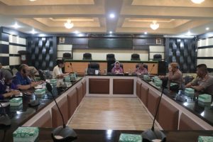 Sekda Kabgor Hadijah Thaib saat memimpin rapat evaluasi penyaluran sembako di Kabupaten Gorontalo