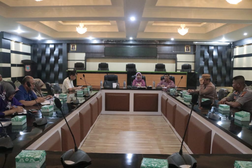 Sekda Kabgor Hadijah Thaib saat memimpin rapat evaluasi penyaluran sembako di Kabupaten Gorontalo