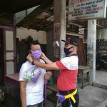 Majelis Adat Budaya Tionghoa Melawi Membagikan Masker