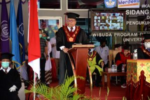 Pesan ke Wisudawan, Rektor Ingatkan UNG sebagai Kampus Kerakyatan