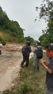 Bukit Matuk Melawi Kembali Longsor dan Menimbun Jalan Provinsi Kalbar Menuju Sintang Pinoh