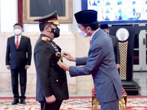 Jenderal Idham Azis Serahkan Panji Polri Tribrata kepada Jenderal Listyo Sigit Prabowo