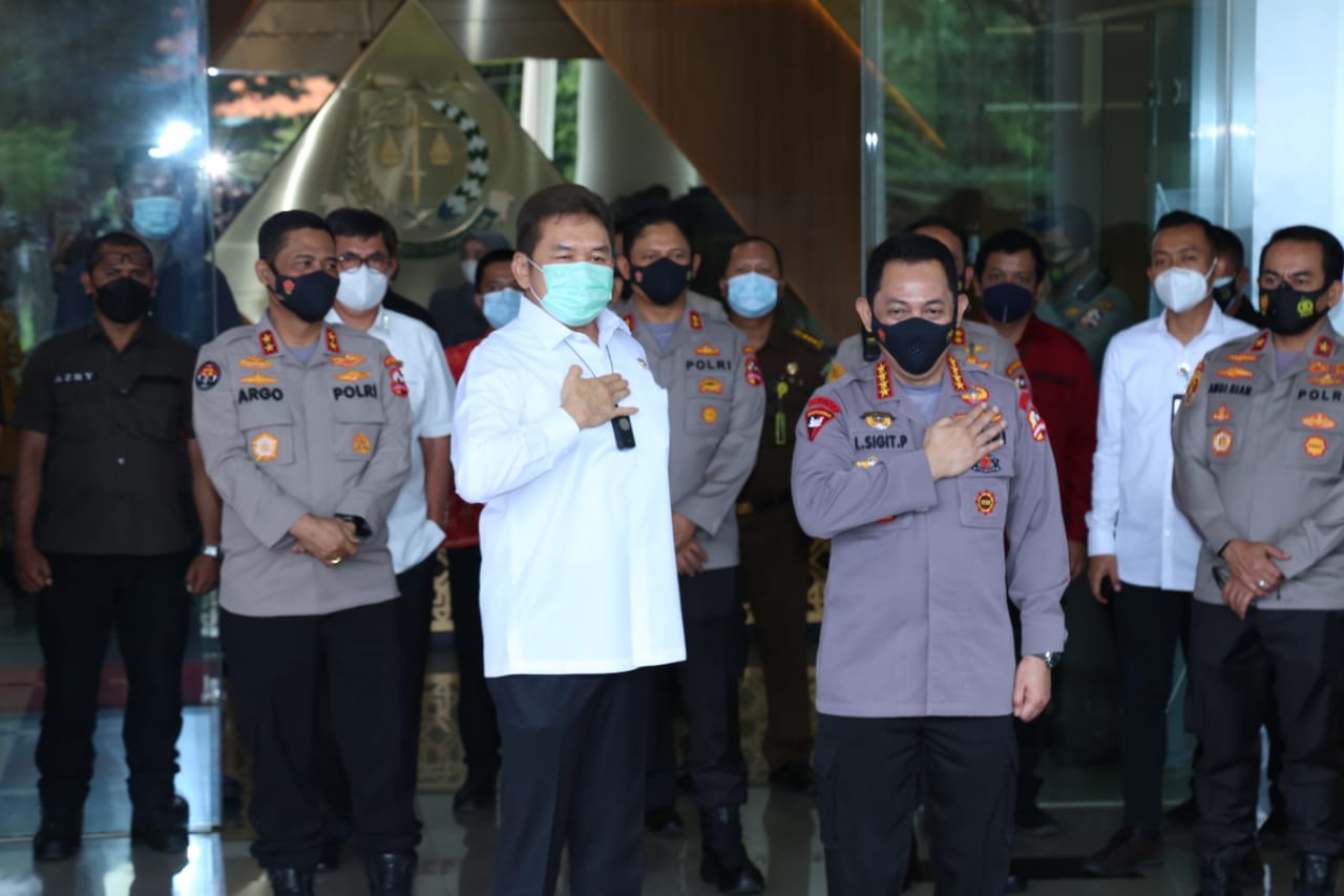 Kapolri Jendral Listyo Sigit Prabowo saat Bersama Kepala Kejaksaan Agung RI ST Burhanudin