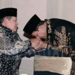 Mayor Lawan Jenderal dan Ciuman Tangan Moeldoko ke SBY