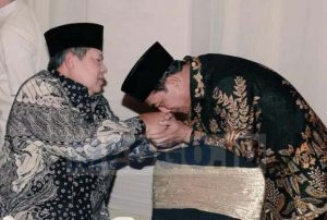 Mayor Lawan Jenderal dan Ciuman Tangan Moeldoko ke SBY