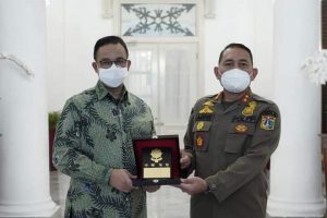 Gubernur DKI Jakarta Menerima Penghargaan Karya Bhakti Satpol PP