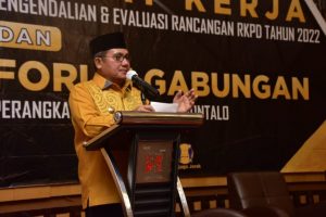 Walikota Gorontalo saat Membuka Pertemuan Tiga Pilar Pembahasan KU-PPAS
