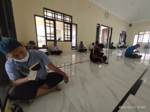 Raih Keutamaan Ramadhan, Personil Polda Gorontalo Giatkan Membaca Qur'an