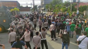 Jalan Panjaitan Gorontalo Lumpuh, Aksi Mahasiswa Tuntut Proses Hukum Oknum Polisi Represesif