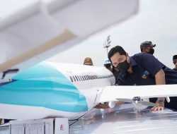 Temui Pemuda Pembuat Miniatur Pesawat Garuda, Erick Tohir Bangga Karya Anak Bangsa