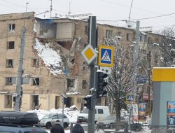 Warga Kota Kharkiv Mengungsi Usai Dibombardir Rusia
