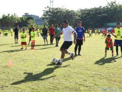 200 Siswa SSB di Gorontalo Dilatih Legenda Sepak Bola Nasional Firman Utina