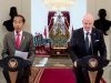 Presiden FIFA Berikan Hadiah Bola dan Jersey Khusus Buat Jokowi