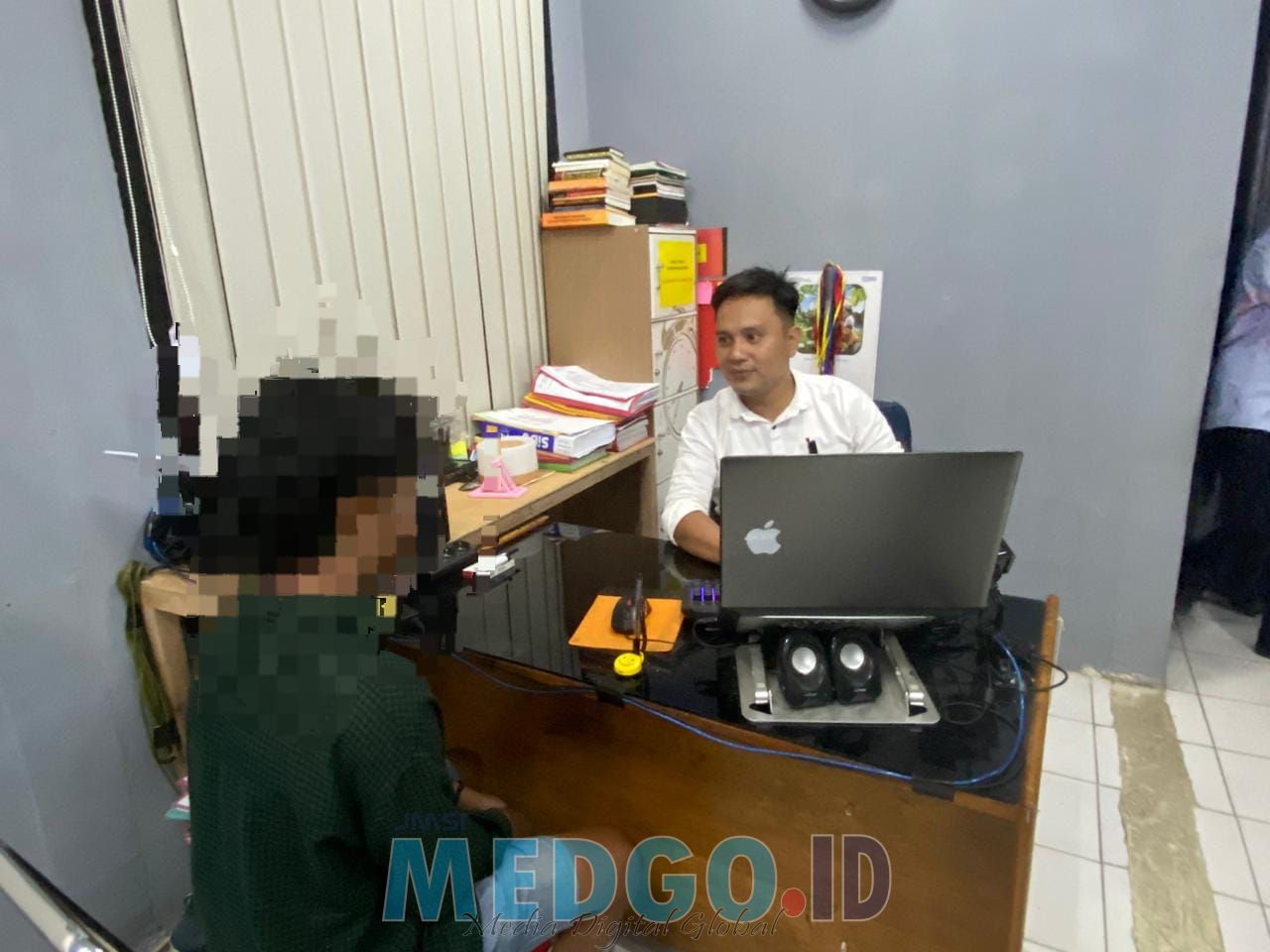 Kompol Leonardo,Saat ini yang di tetapkan tersangka hanya AD,sementara untuk sangat pacar SA tidak melakukan penganiayaan,hanya berusaha memeluk DFD hingga SA pun terkena pukulan dari DA.