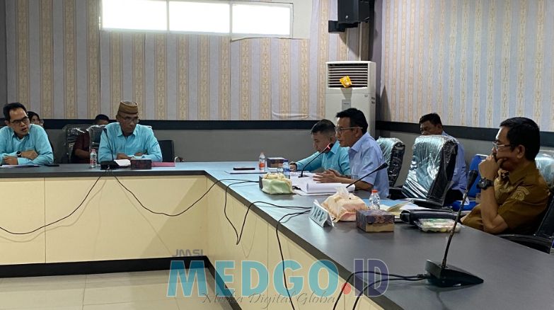 Direktur Muara Tirta Lucky Paudi saat RDP bersama Komisi II DPRD Kota Gorontalo