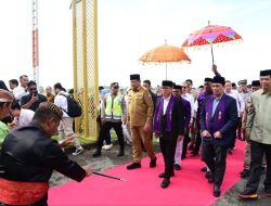 Kunjungi Gorontalo, Mendes PDTT dan Wamen Ahmad Riza Patria Disambut Adat Mopotilolo