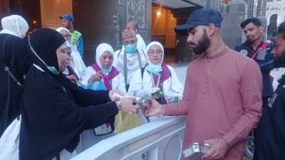 Jemaah Haji Gorontalo Tebar Kebaikan di Tanah Suci, Bagikan 250 Paket Makanan Jumat Berkah