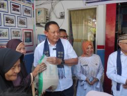 Gubernur Gorontalo Gusnar Ismail Serahkan Bantuan Beras Cadangan Pangan di Limboto