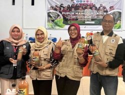 Mahasiswa UNG KKN Tematik Kembangkan Pupuk Cair Nano Grow untuk Petani Desa Tunggulo Selatan