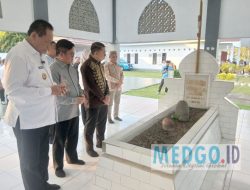 Fadli Zon Ziarahi Makam Pahlawan Nasional Nani Wartabone di Gorontalo