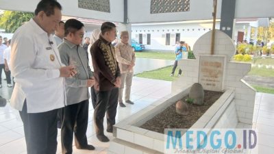 Fadli Zon Ziarahi Makam Pahlawan Nasional Nani Wartabone di Gorontalo