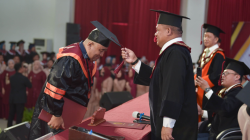 Wisuda ke-60 UNG, Rektor Eduart Wolok Ingatkan Pentingnya Integritas Lulusan