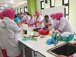 Peringati HKGB ke-74, Bhayangkari Bone Bolango-FMIPA UNG Kolaborasi Edukasi Lingkungan dan Sains Sabun