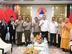 Kepala BNPB dengan Gubernur Gusnar Ismail, Prioritas Anggaran Perbaikan Jembatan Rusak Akibat Bencana