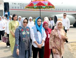Selvi Ananda Disambut Adat Mopotilolo Saat Tiba di Gorontalo